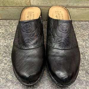 L’Artiste Spring Step Black Leather Clogs Tooled Burbank